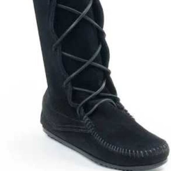 Minnetonka Women's Front Lace Hardsole-  Size 8 Lace up Suede Boots - Picture 9 of 9